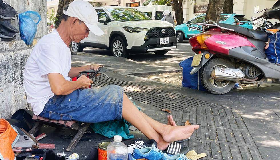 Nghề “chữa bệnh” cho giày, dép cũ