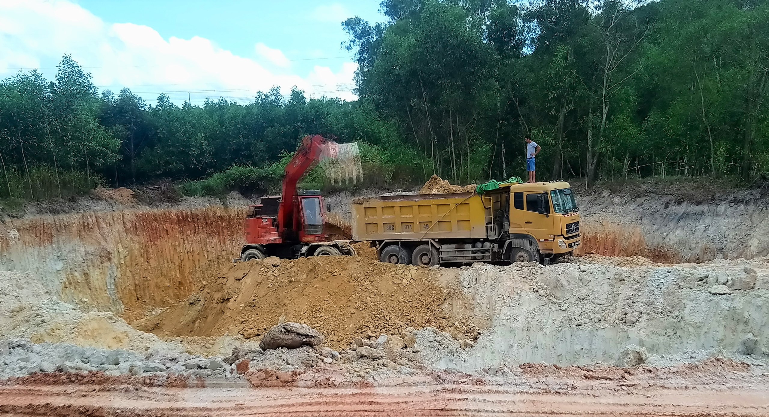 Thanh tra việc cấp phép, quản lý, khai thác mỏ khoáng sản đất làm vật liệu san lấp