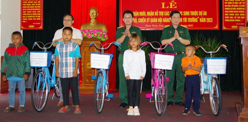 Đoàn Kinh tế Quốc phòng tiếp sức cho trẻ đến trường