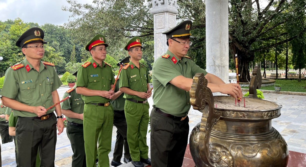 Công an tỉnh tổ chức nhiều hoạt động về nguồn ý nghĩa