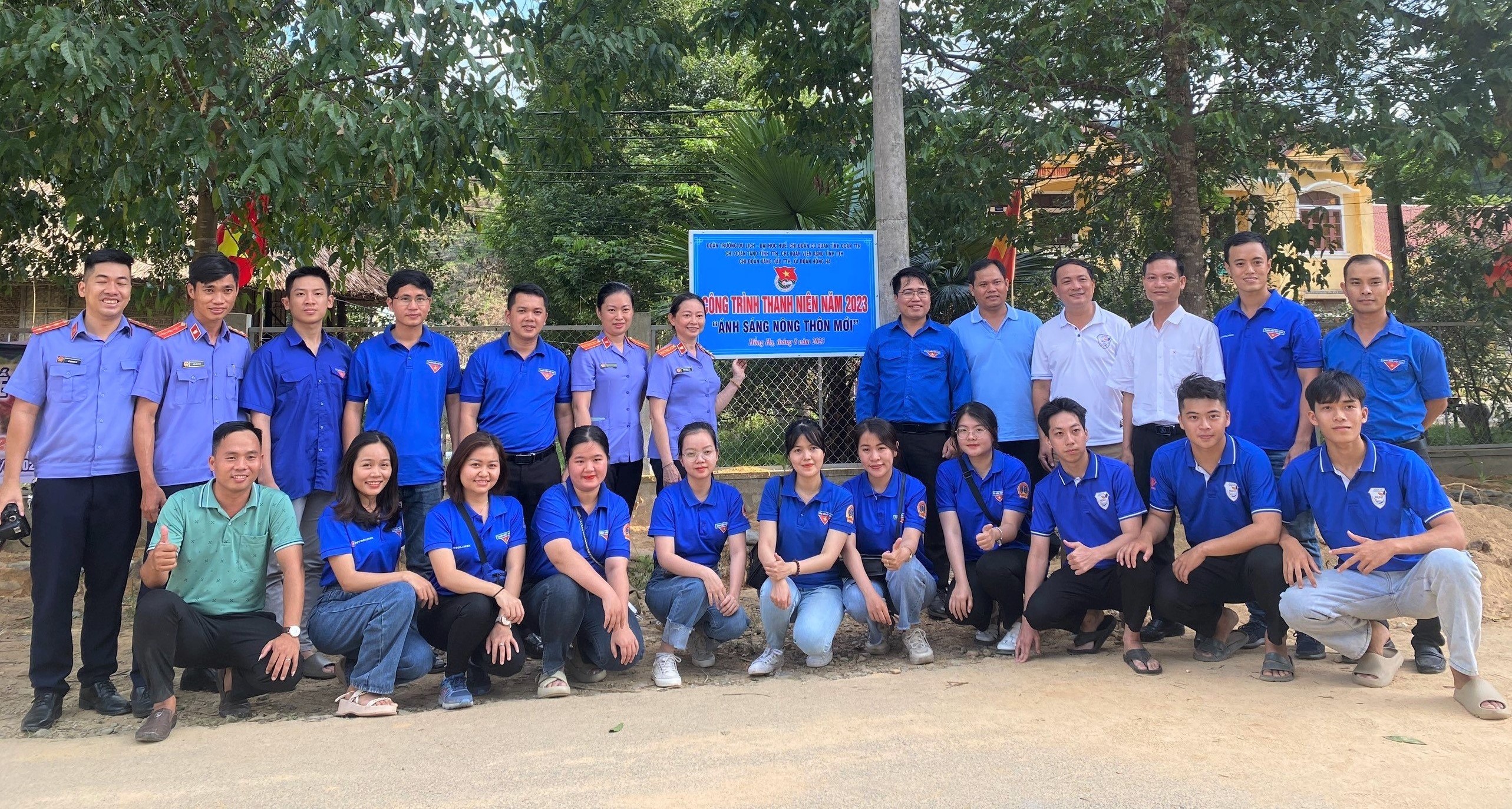 Tặng công trình “Ánh sáng nông thôn mới” cho xã Hồng Hạ