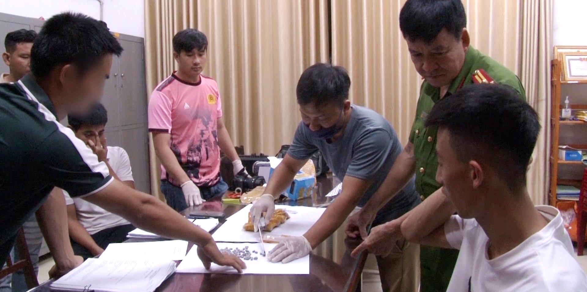 Bắt đối tượng, thu giữ 1 172 viên ma túy