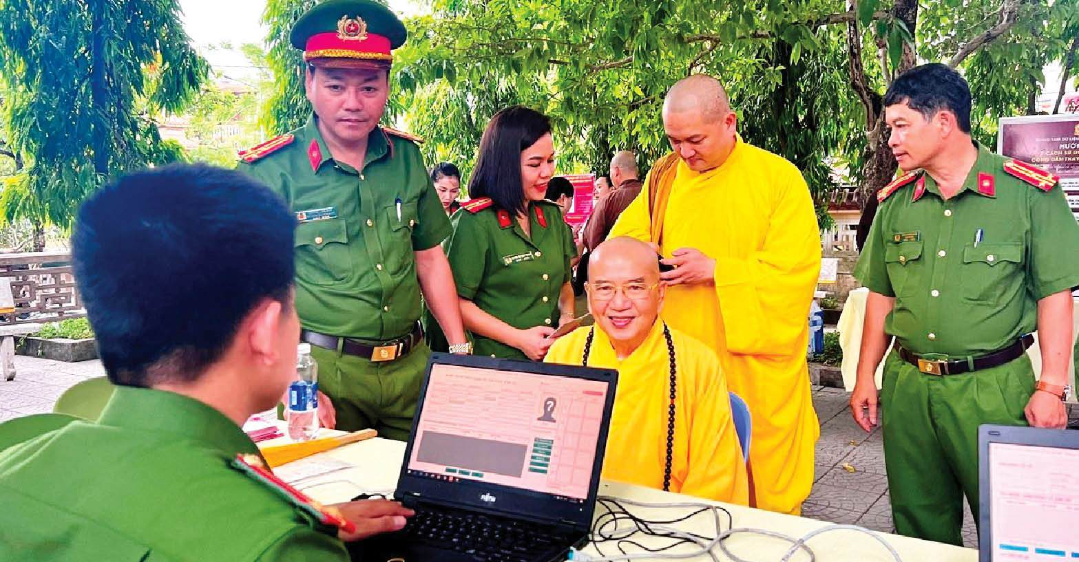 Vượt khó ngày đêm vì người dân