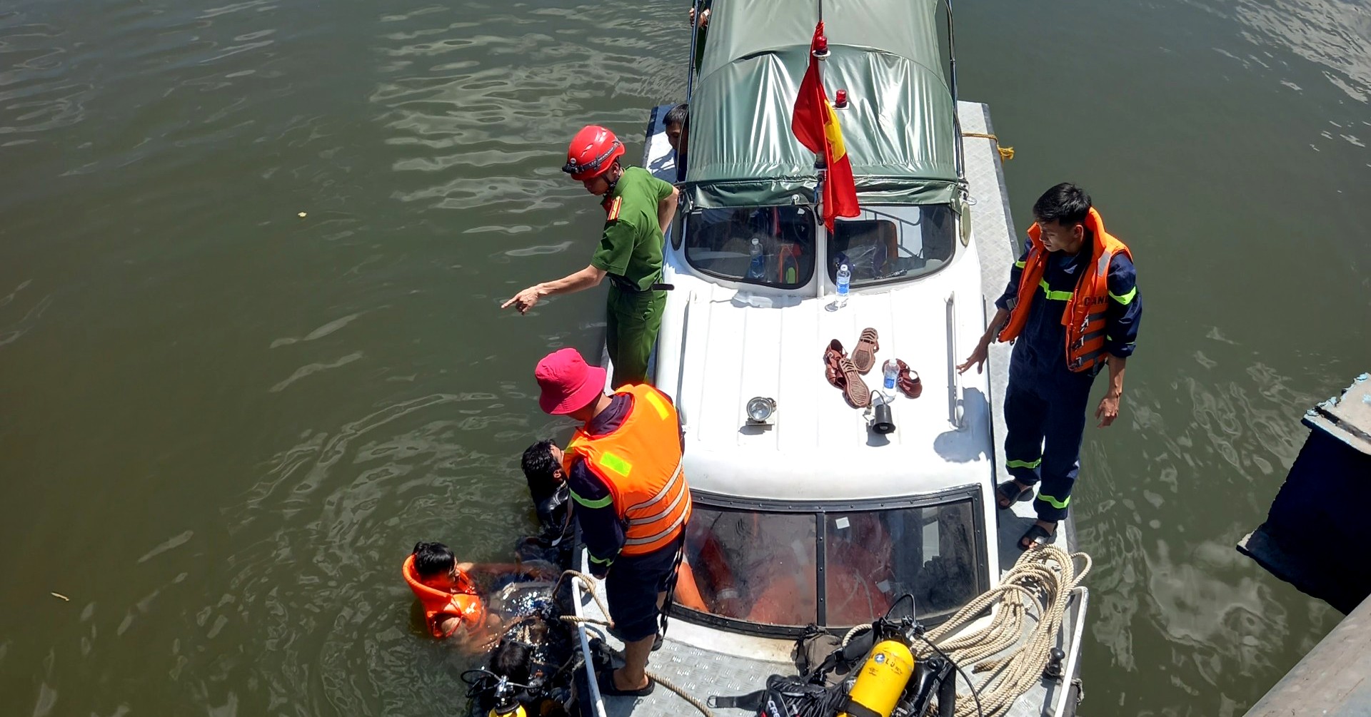 Một người đi xe đạp nhảy cầu Phú Lưu tử vong