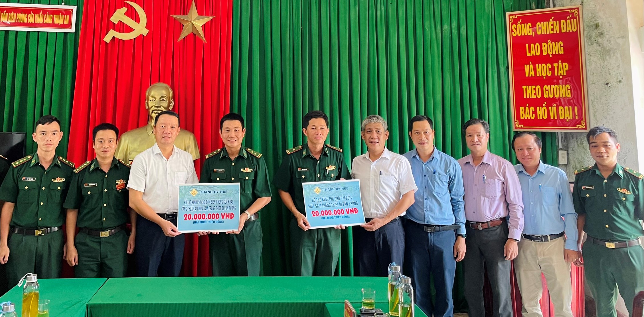 Đoàn công tác Thành ủy Huế thăm cán bộ chiến sĩ 2 đơn vị Biên phòng