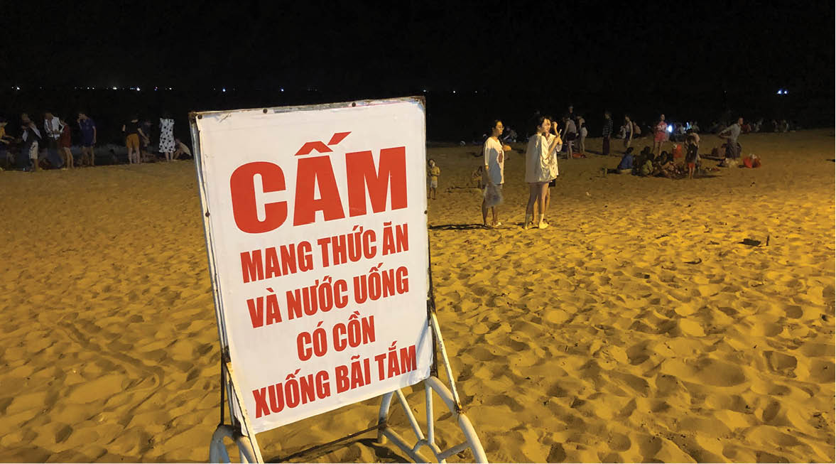 Giữ sạch bãi biển mùa hè