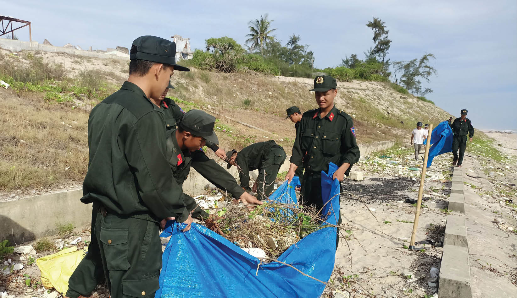 Lính cơ động “3 cùng” với Nhân dân