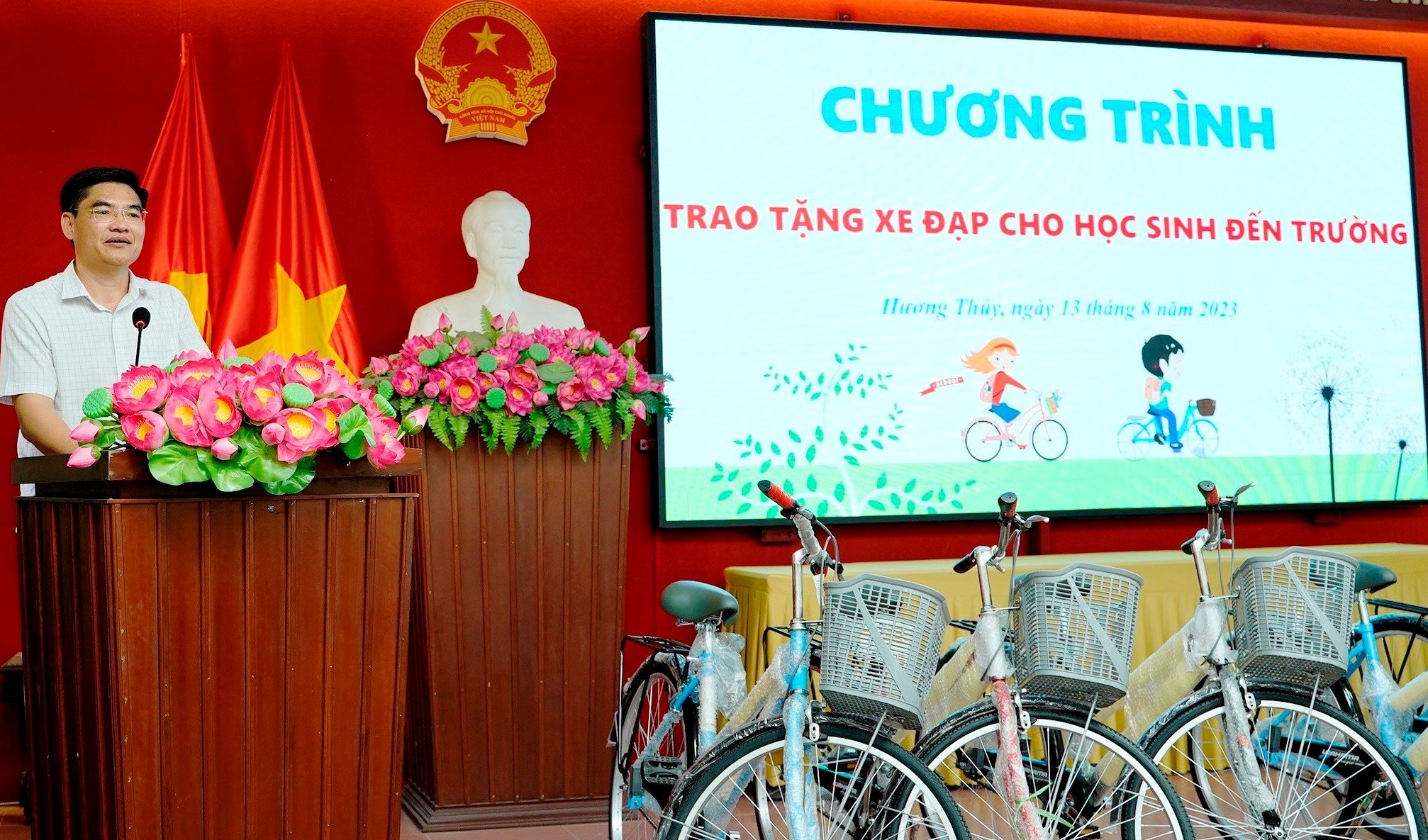 Trao tặng 70 xe đạp cho học sinh nghèo hiếu học