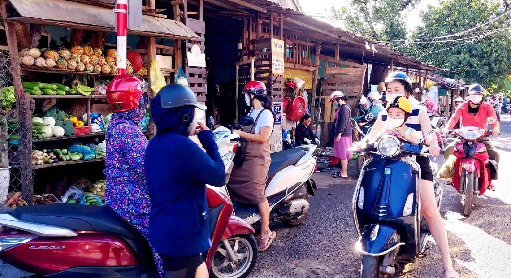 Tái diễn tình trạng lấn đường, họp chợ