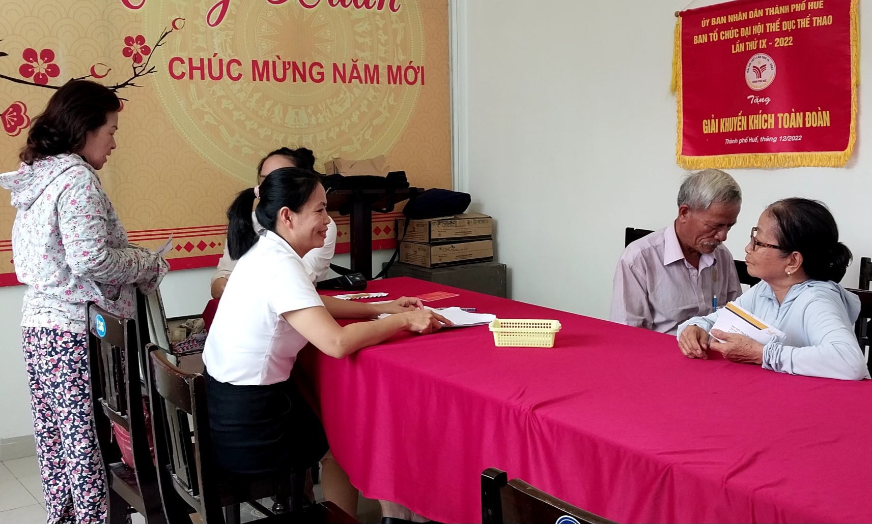 Niềm vui của người về hưu khi nhận lương theo mức tăng mới