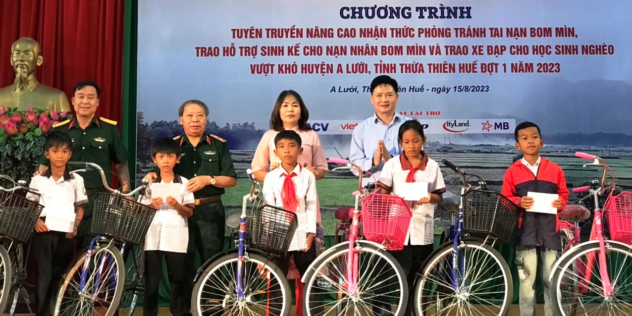 Hỗ trợ sinh kế cho các nạn nhân bom mìn tại A Lưới