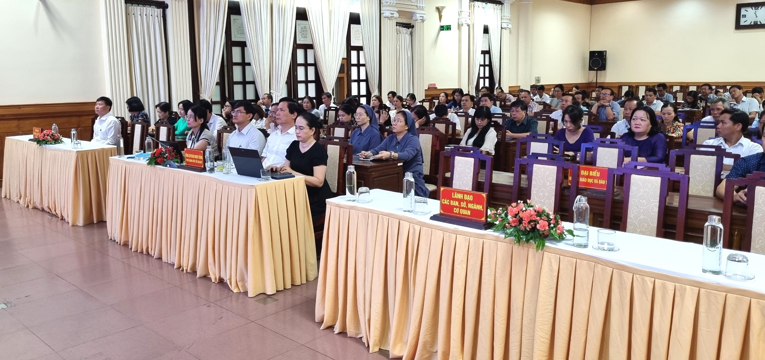 Bộ trưởng Bộ GD ĐT gặp gỡ giáo viên, cán bộ quản lý, nhân viên ngành giáo dục