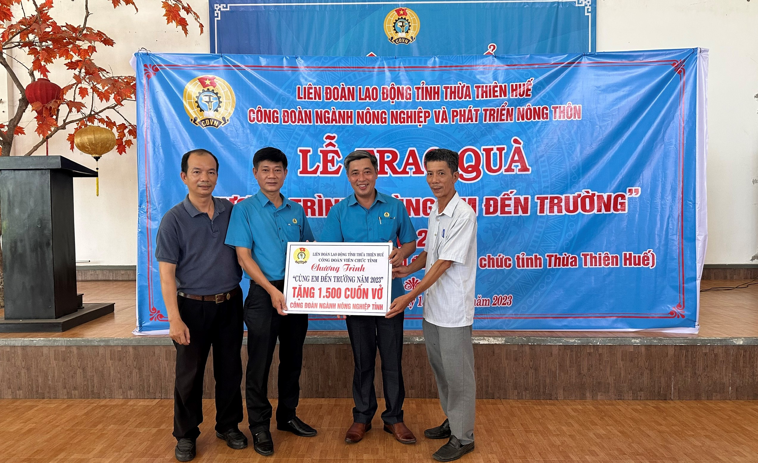 Cùng em đến trường