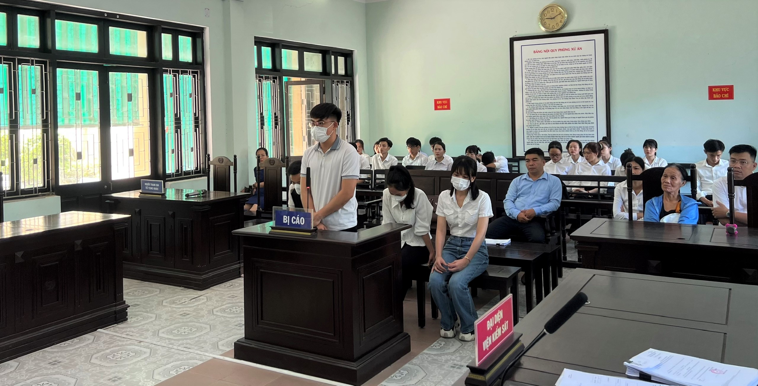 Từ Singapore điều hành đường dây mua bán trái phép hàng trăm tài khoản ngân hàng