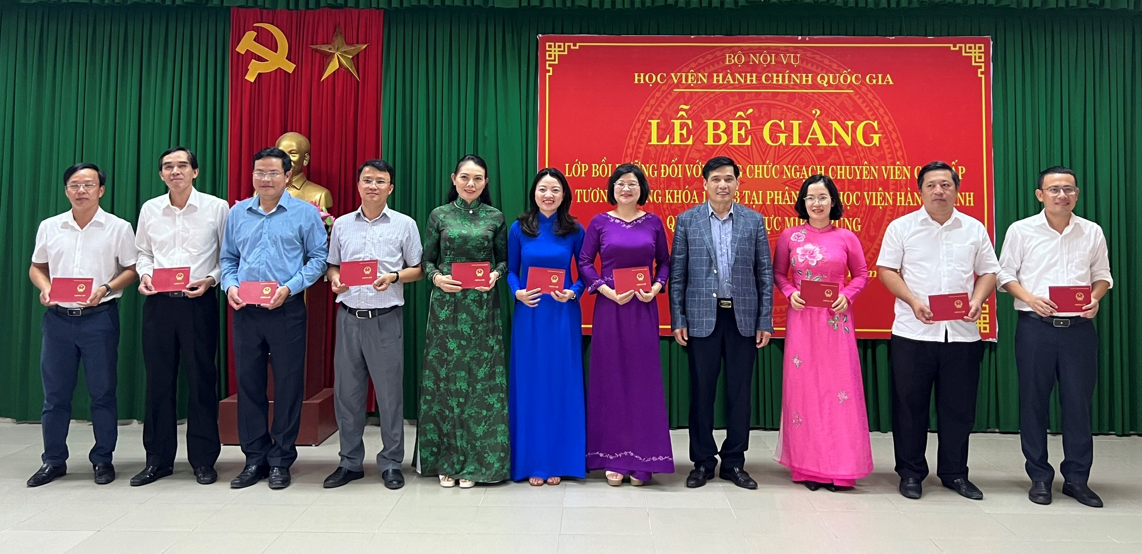 24 học viên hoàn thành chứng chỉ ngạch chuyên viên cao cấp