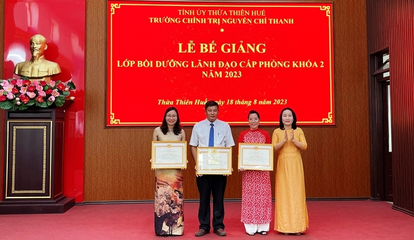 Bế giảng lớp bồi dưỡng lãnh đạo, quản lý cấp phòng