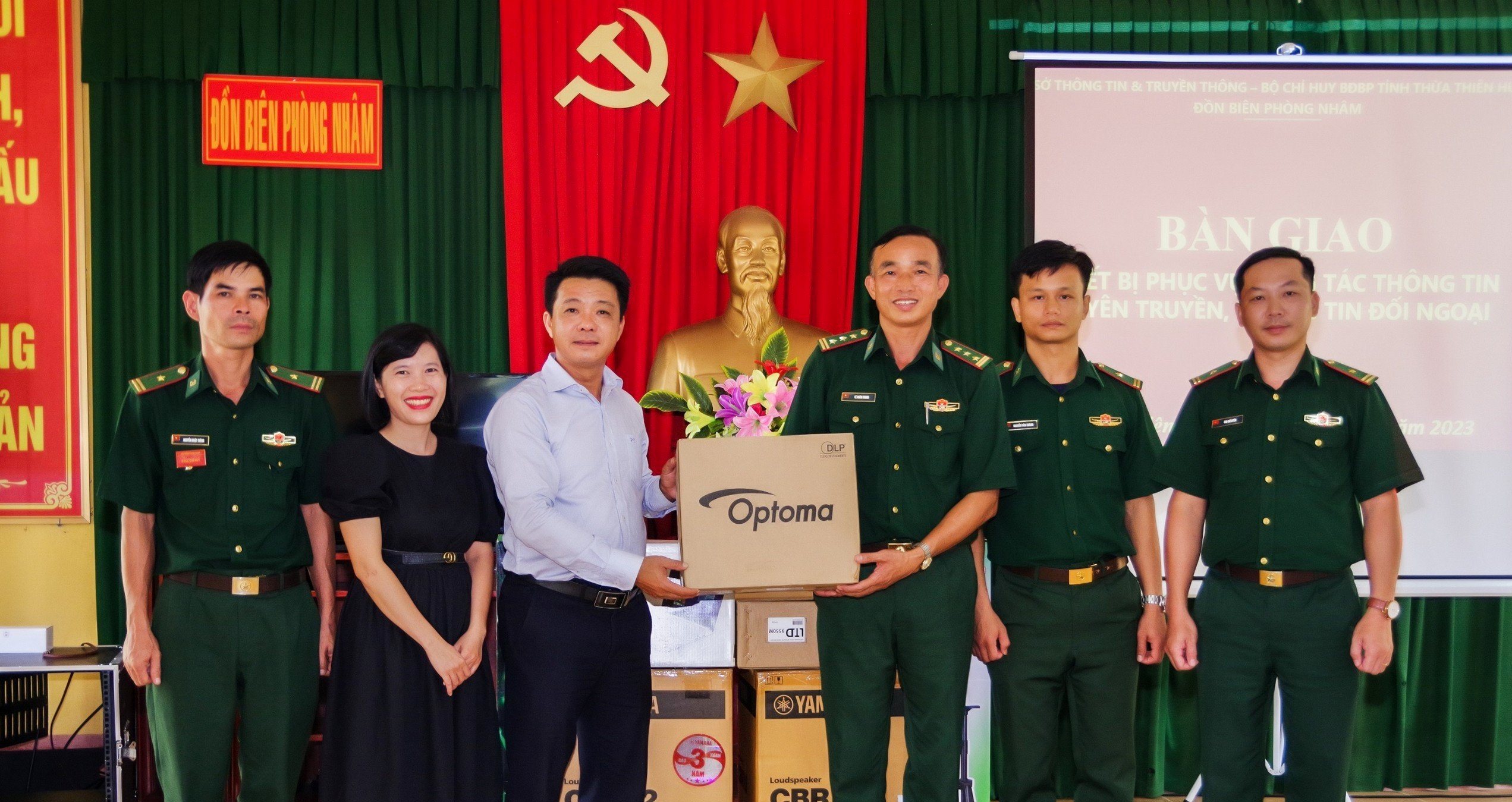 Trao tặng thiết bị phục vụ công tác tuyên truyền và thông tin đối ngoại