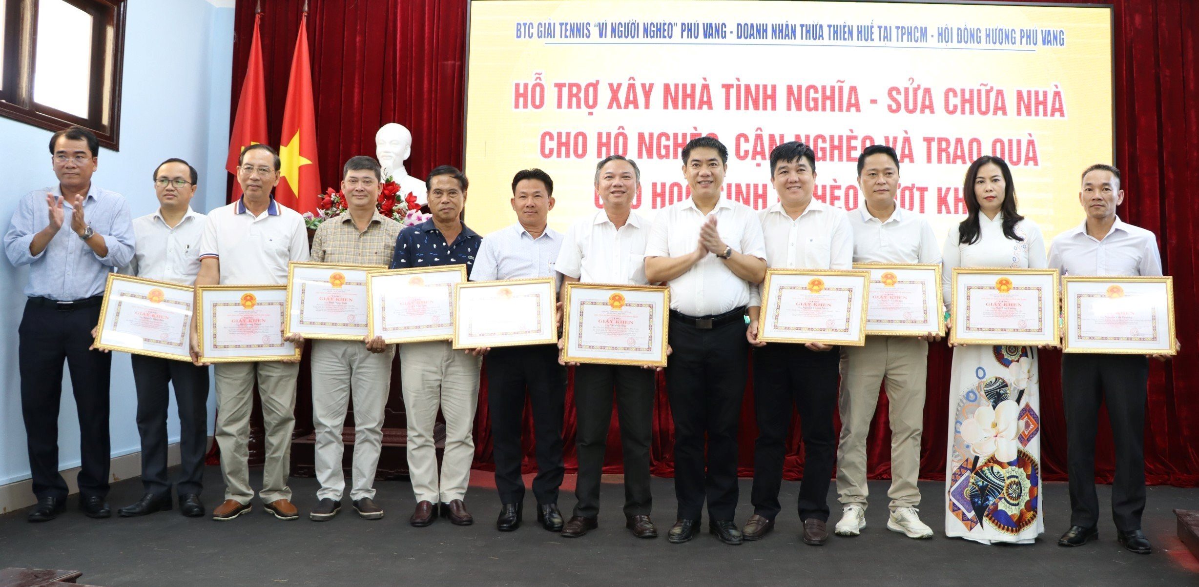 Gần 700 triệu đồng cho người nghèo, học sinh có hoàn cảnh khó khăn