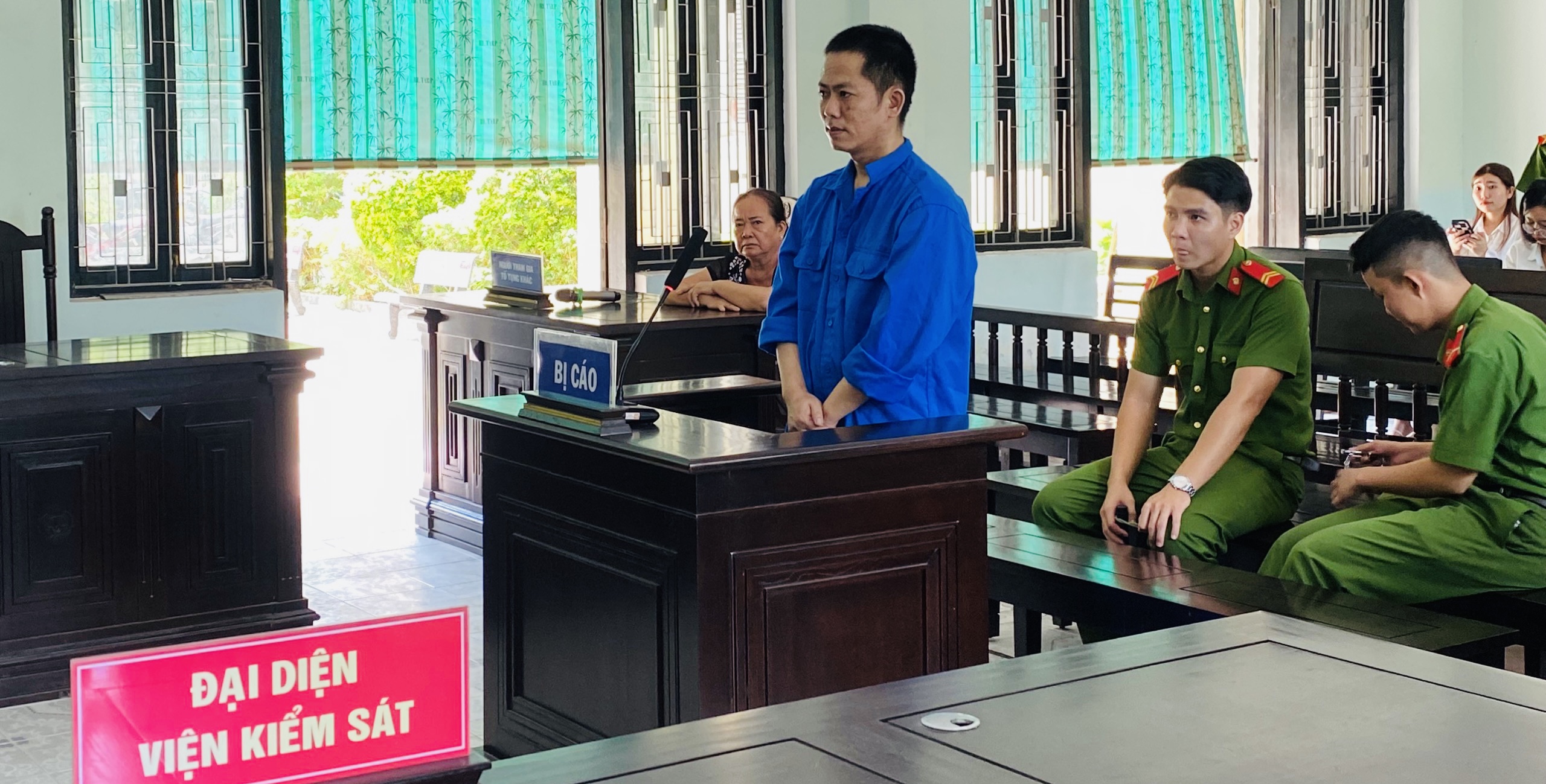 Cán bộ xã làm giàu bằng… cò đất