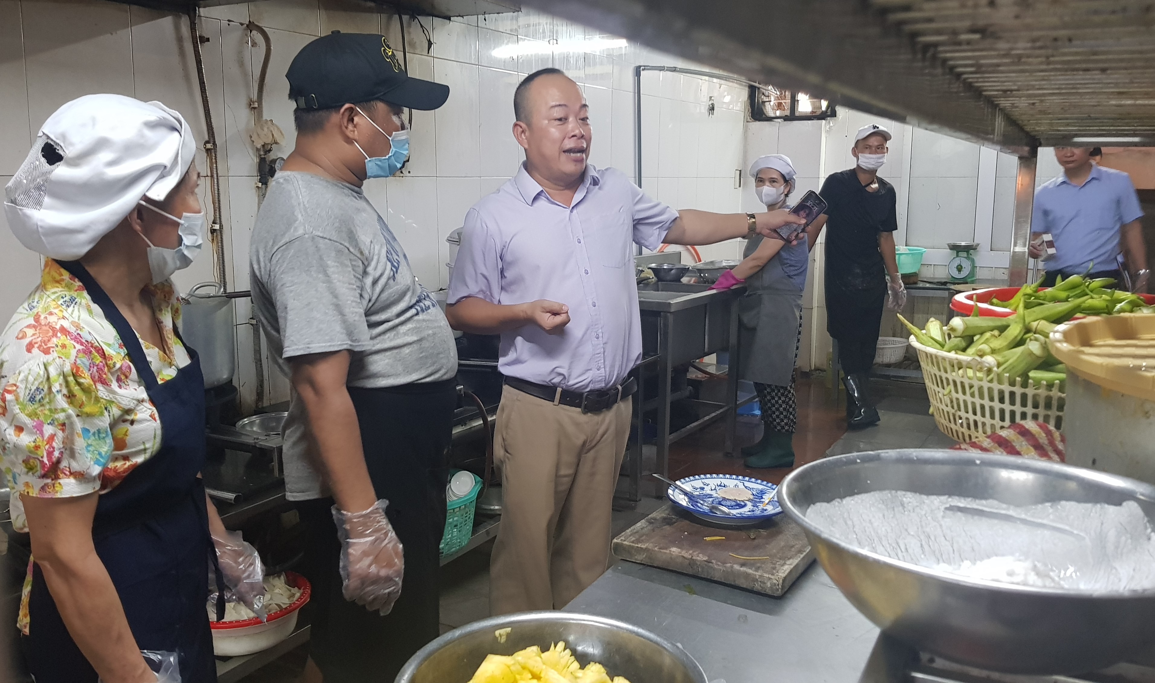 Kiểm tra an toàn thực phẩm tại các cơ sở kinh doanh dịch vụ ăn uống