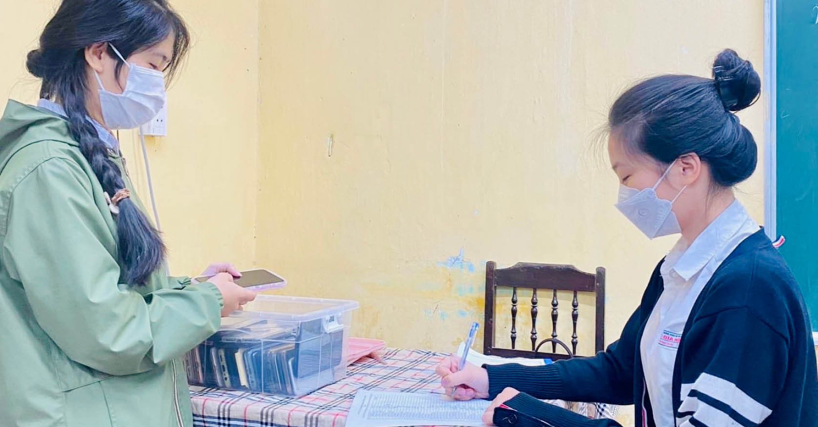 Từ chuyện chiếc hộp giữ điện thoại