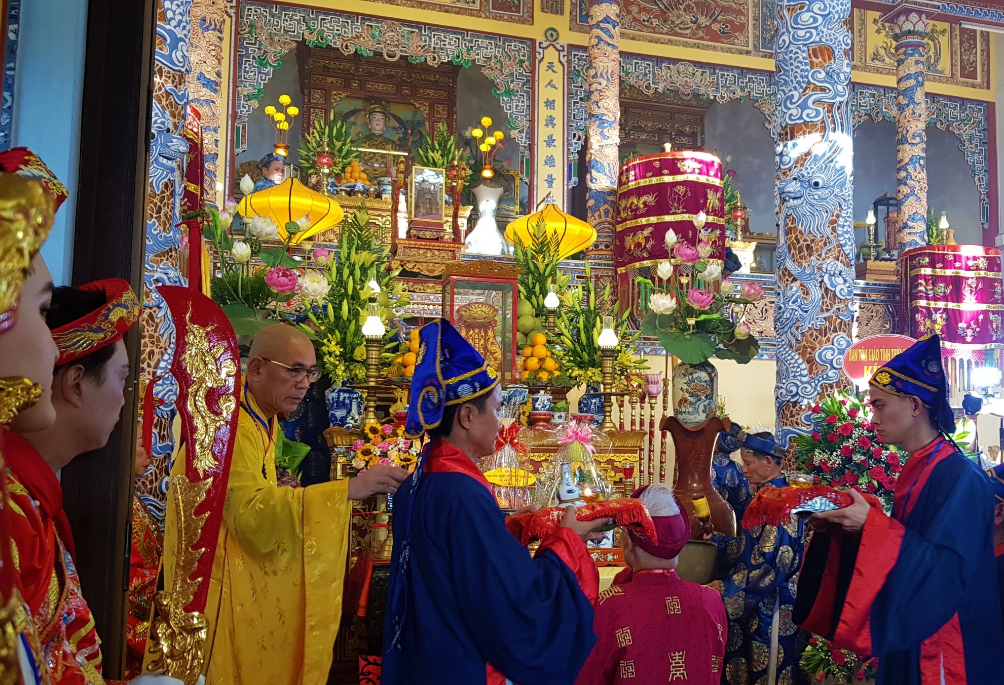 Hàng ngàn người dự lễ hội điện Huệ Nam tháng 7 âm lịch