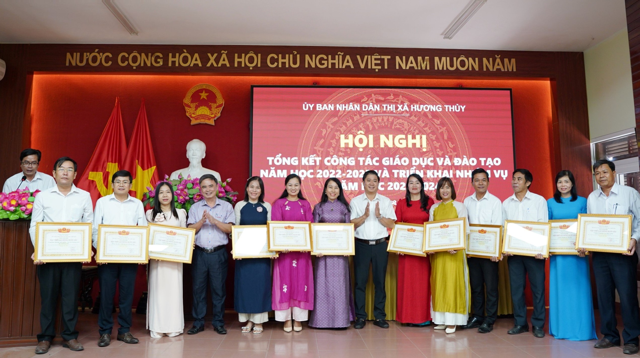 Giáo dục Hương Thủy  3 tập thể, 9 cá nhân nhận Bằng khen của Chủ tịch tỉnh