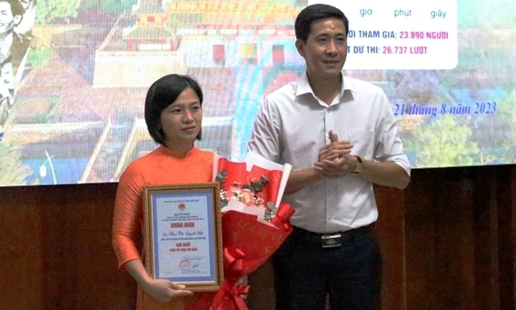 Trao giải tuần nhất cuộc thi trắc nghiệm trên internet về “Dân vận khéo”