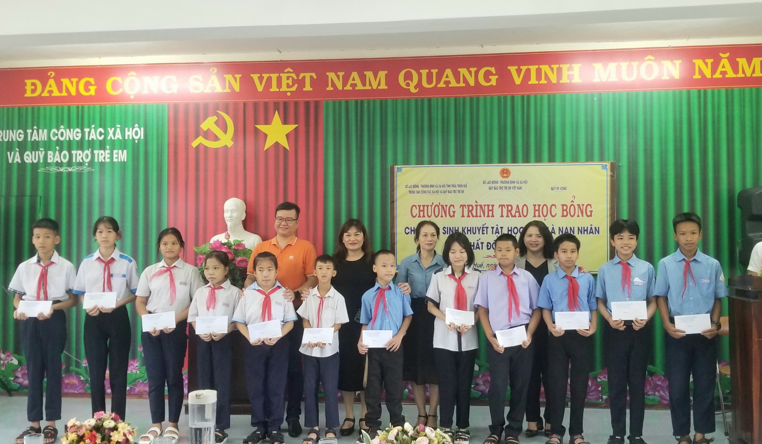 Trao 73 suất học bổng cho học sinh khuyết tật, nạn nhân chất độc da cam
