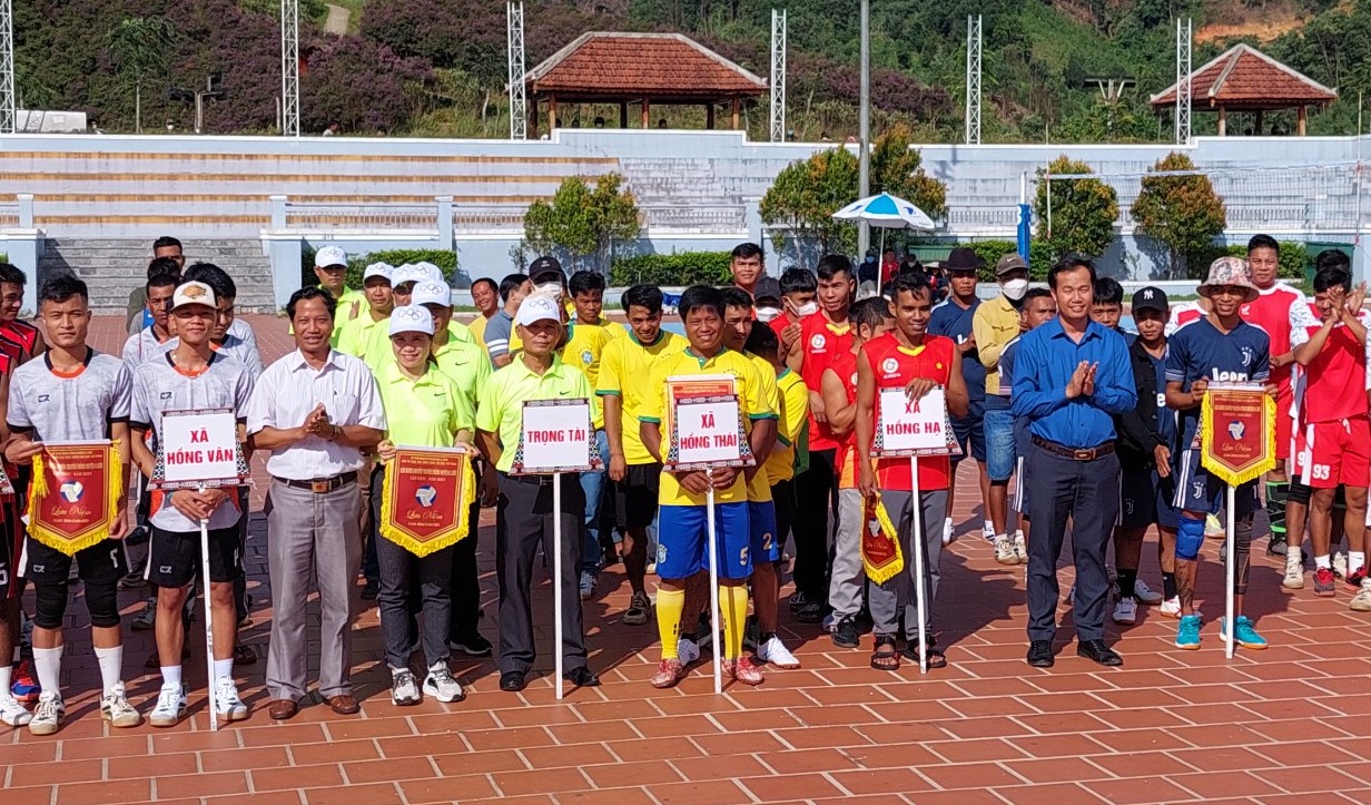 Khai mạc giải bóng chuyền truyền thống huyện A Lưới