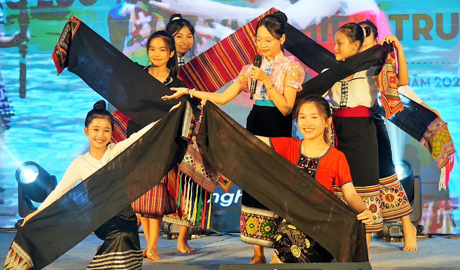 Giao lưu văn hóa thiếu nhi các dân tộc khu vực miền Trung