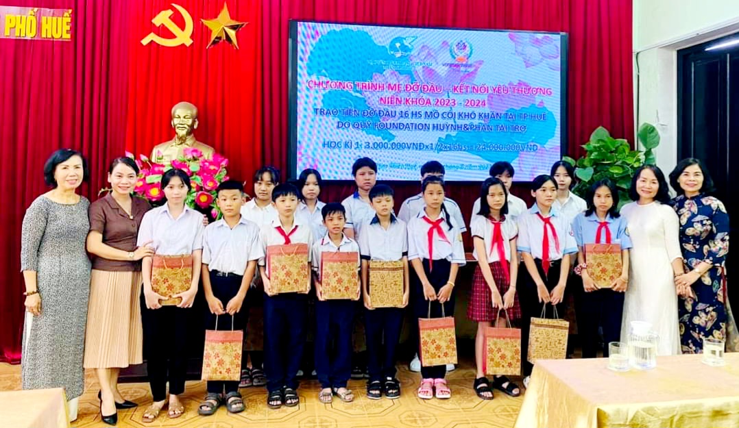 Tặng quà cho trẻ mồ côi trong chương trình “Mẹ đỡ đầu- kết nối yêu thương”