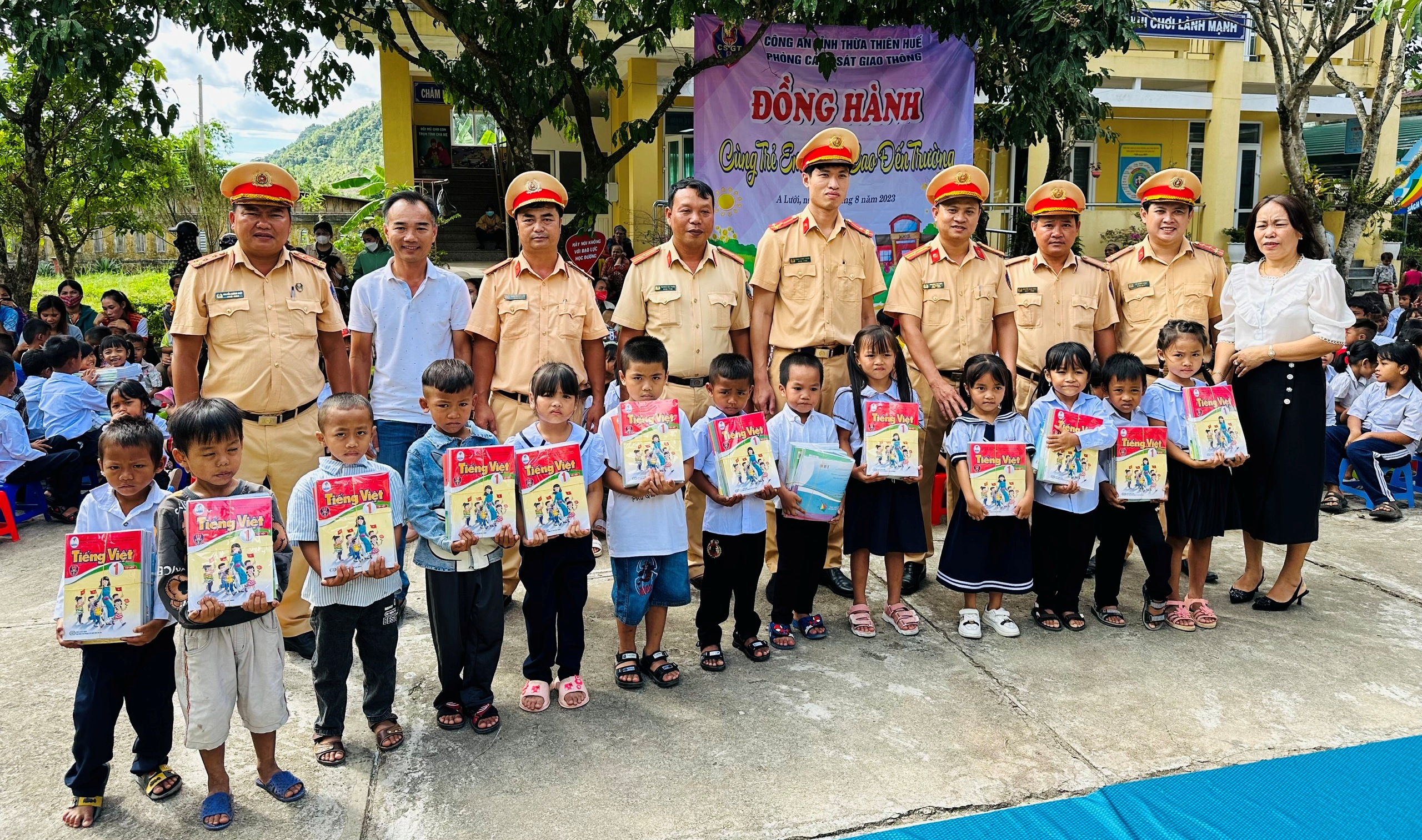 Tuyên truyền Luật Giao thông đường bộ và tặng 1 000 cuốn sách cho học sinh A Lưới