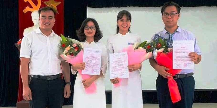 Kết nạp Đảng cho 3 đoàn viên ưu tú