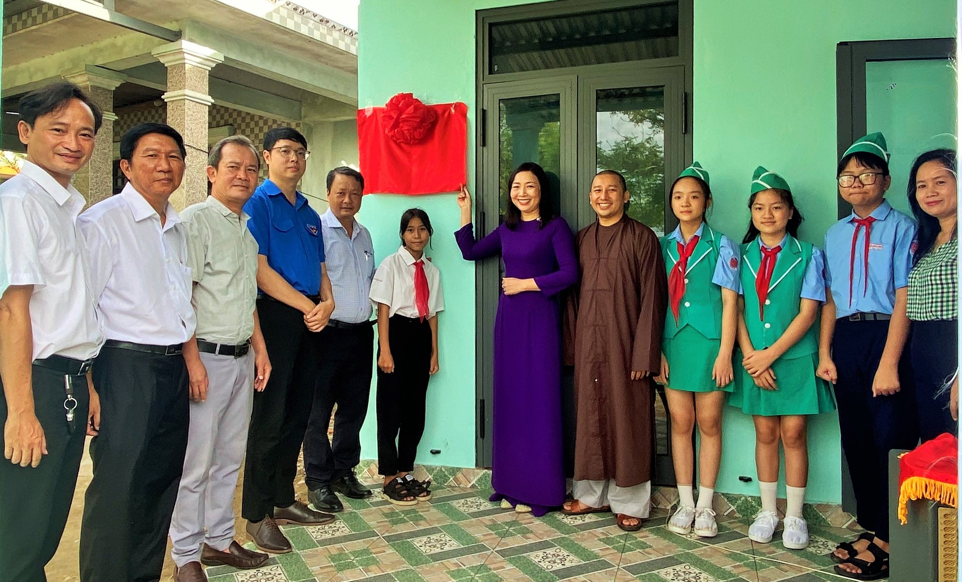 Bàn giao nhà Khăn quàng đỏ cho học sinh có hoàn cảnh khó khăn tại TP Huế