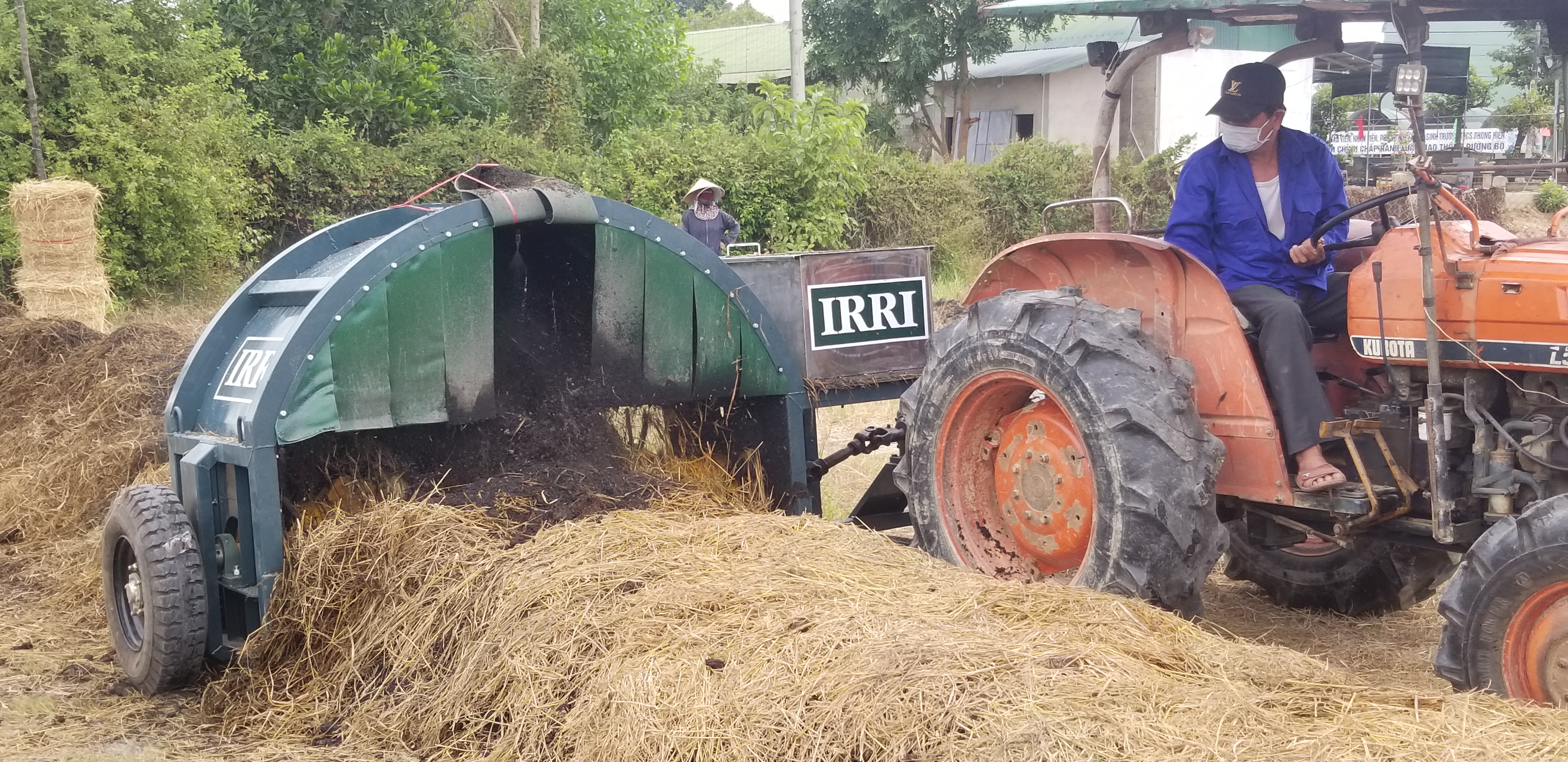 Trình diễn công nghệ xử lý và sử dụng rơm rạ sản xuất phân hữu cơ