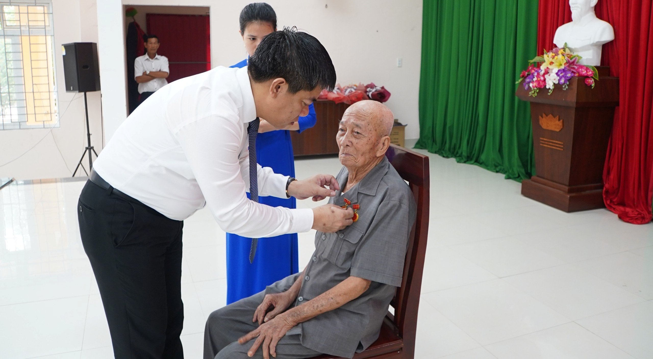 Phú Vang trao Huy hiệu Đảng đợt 2 9