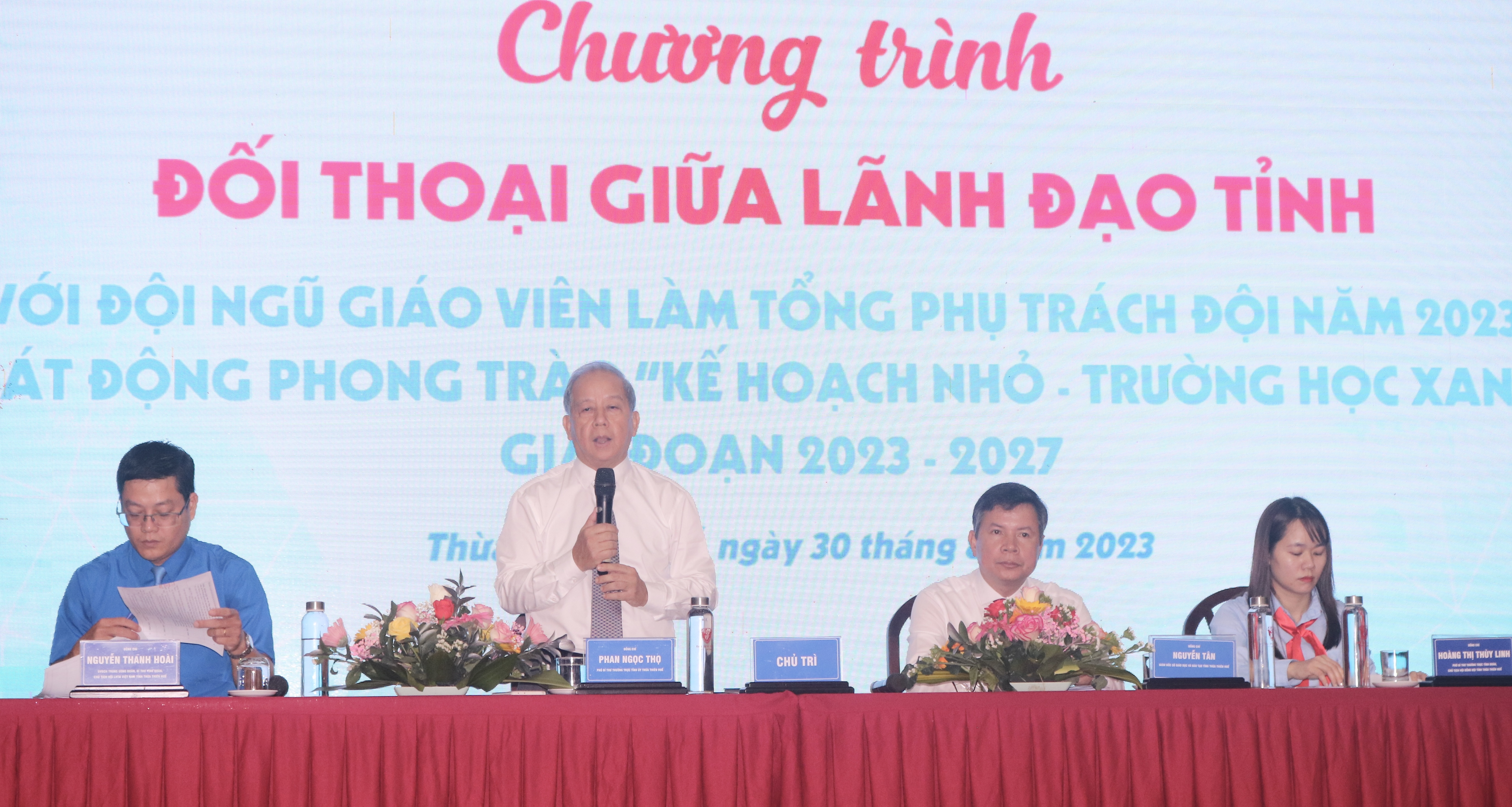 Phó Bí thư Thường trực Tỉnh ủy Phan Ngọc Thọ đối thoại với giáo viên làm Tổng phụ trách Đội