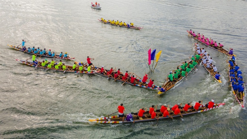 Sông Hương dậy sóng với “dồn la dồn” trong ngày Tết Độc lập