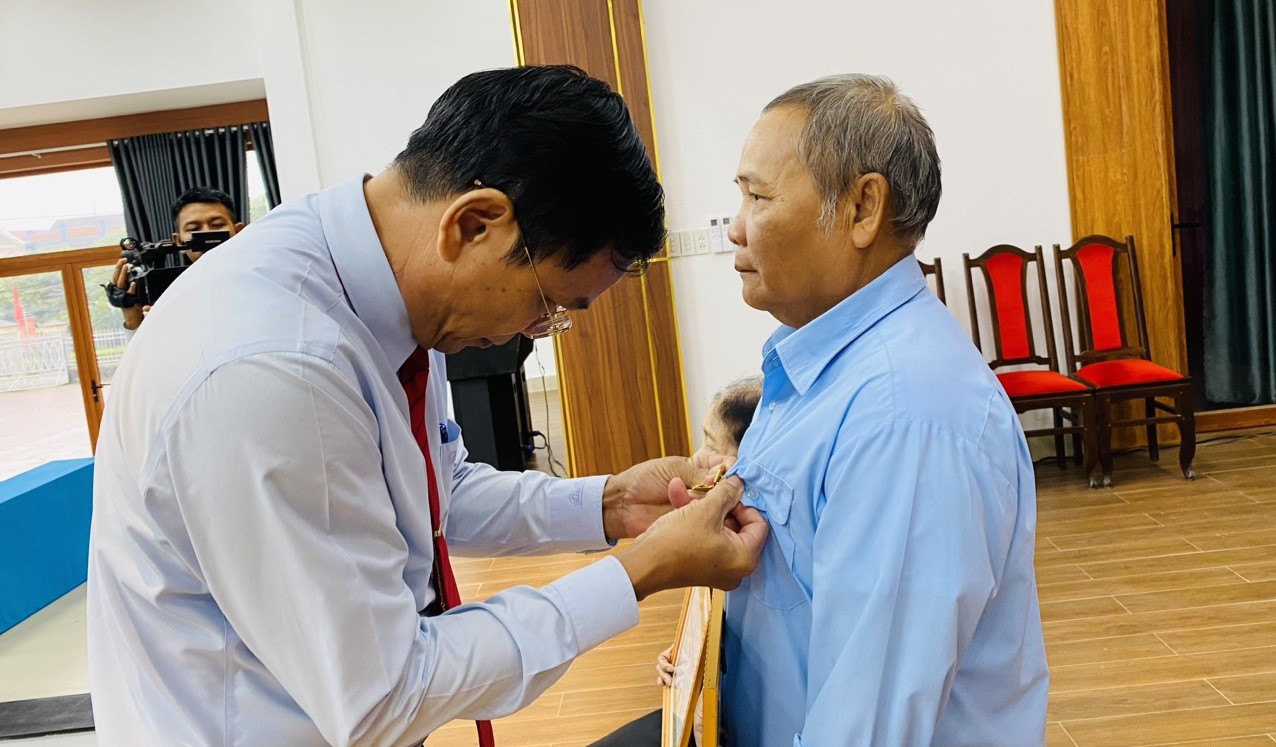 Trao Huy hiệu Đảng cho 41 đảng viên