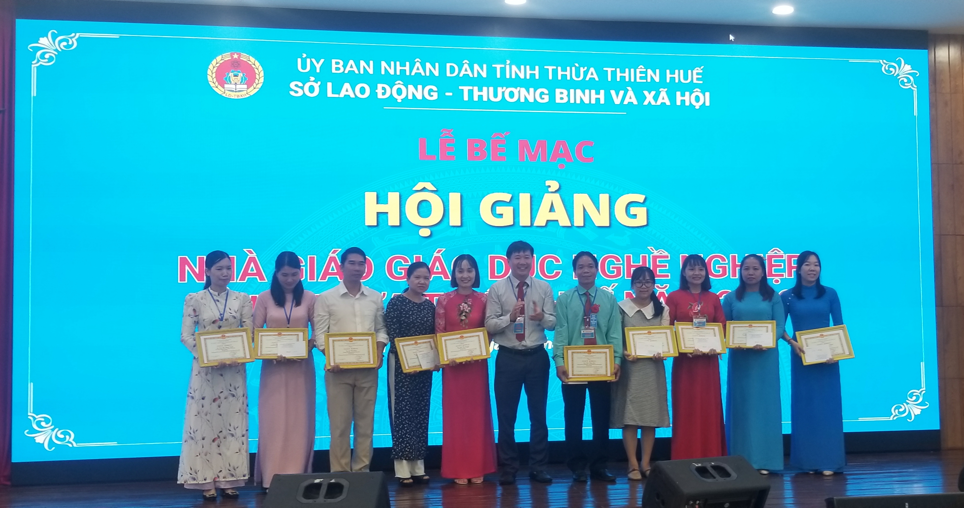 Trao giải cho cá nhân xuất sắc tham gia Hội giảng nhà giáo giáo dục nghề nghiệp tỉnh
