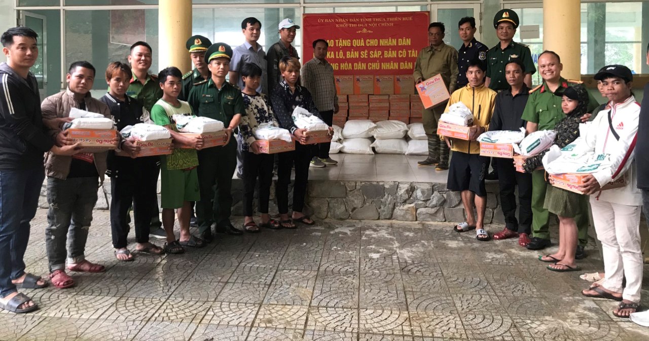 Tặng hàng trăm suất quà cho người dân các bản Lào