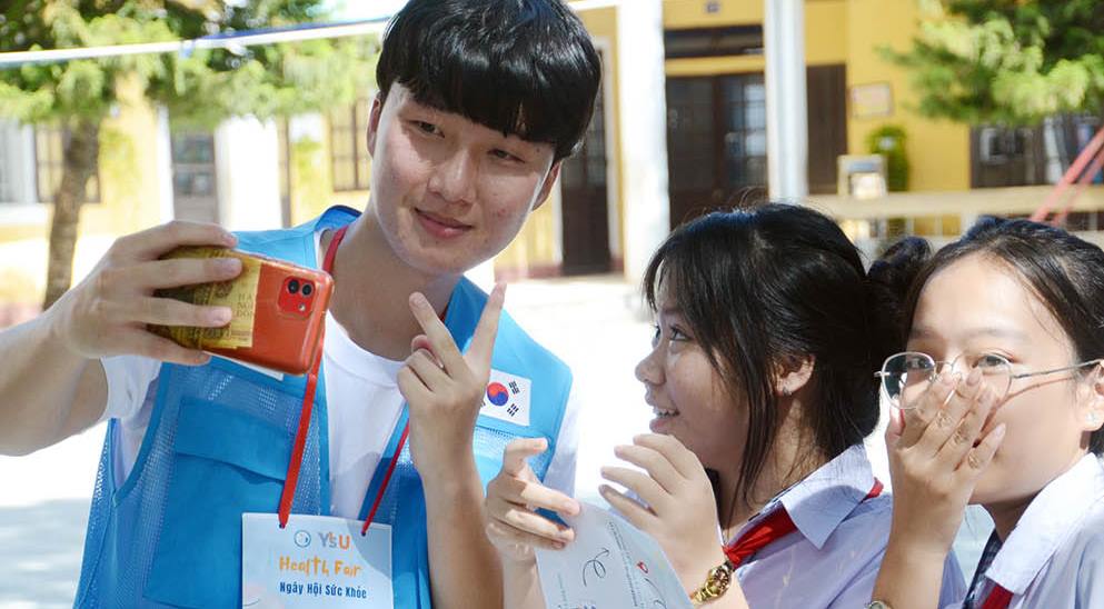 Cầu nối giao lưu văn hóa