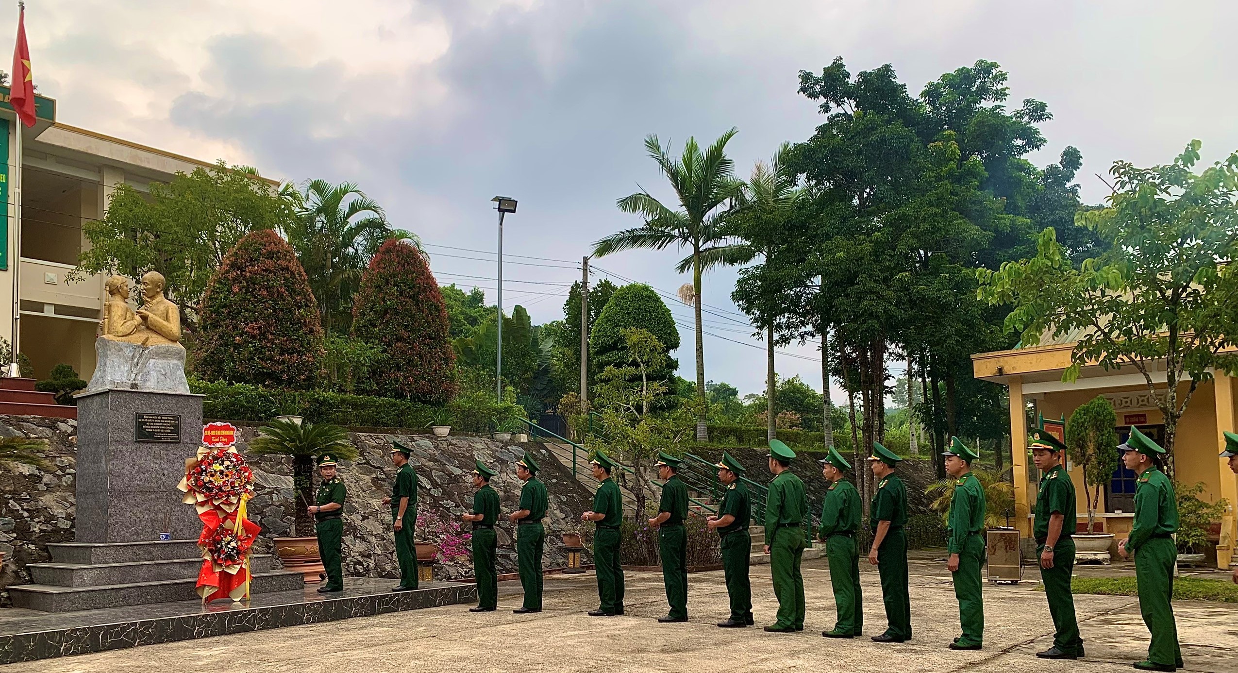 Dâng hương tri ân Chủ tịch Hồ Chí Minh và các Anh hùng liệt sĩ