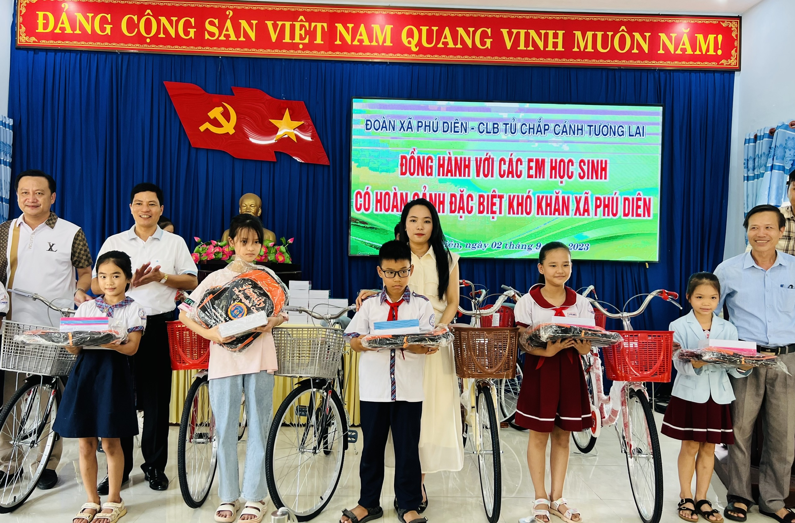 Trao quà cho trẻ em nghèo xã Phú Diên trong ngày lễ Quốc khánh