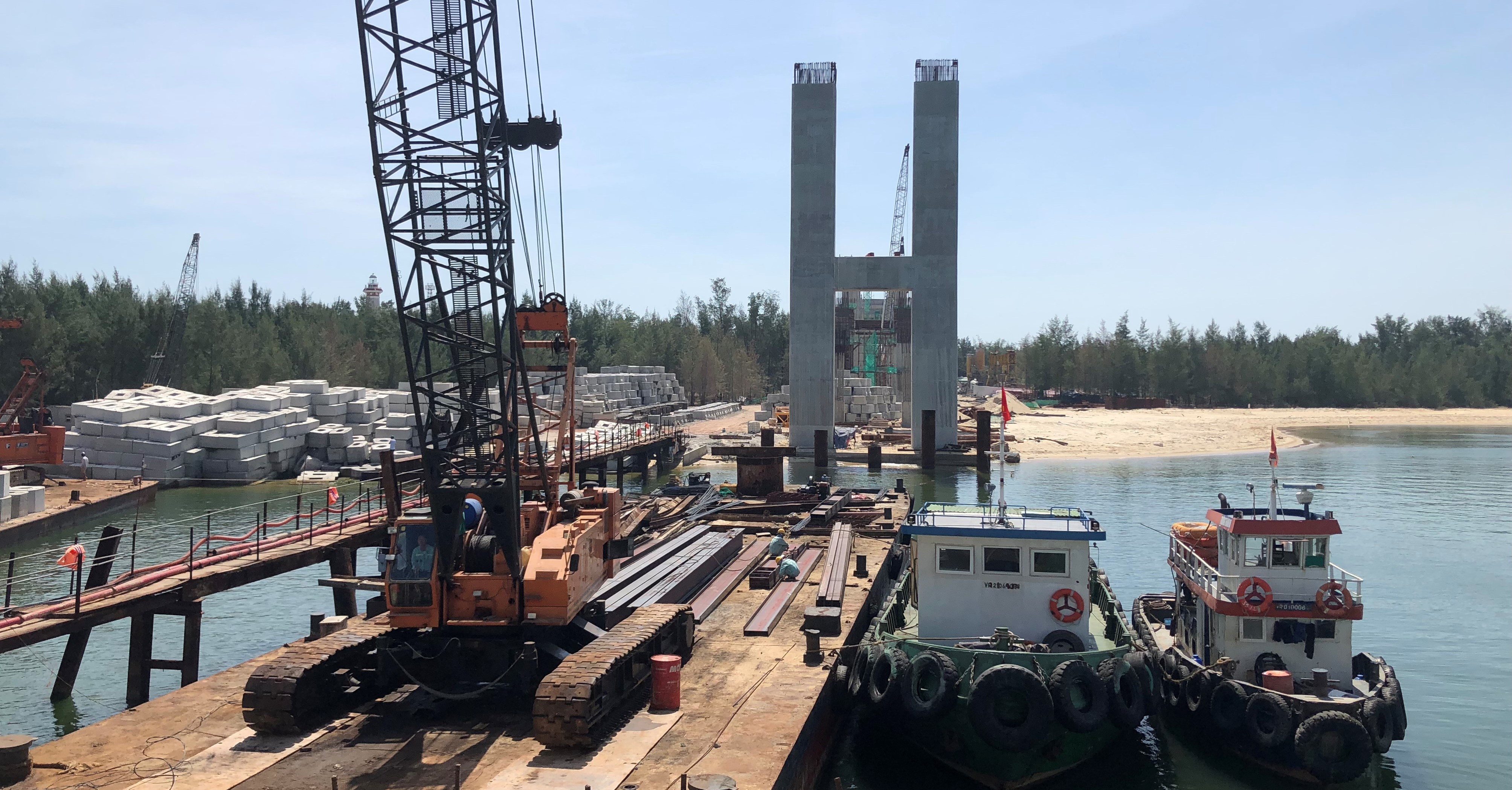 Thi công xuyên lễ Quốc khánh công trình cầu vượt biển Thuận An