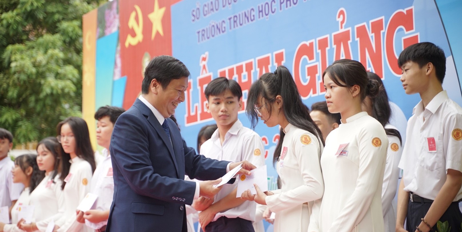 Tiếp sức đến trường cho học sinh