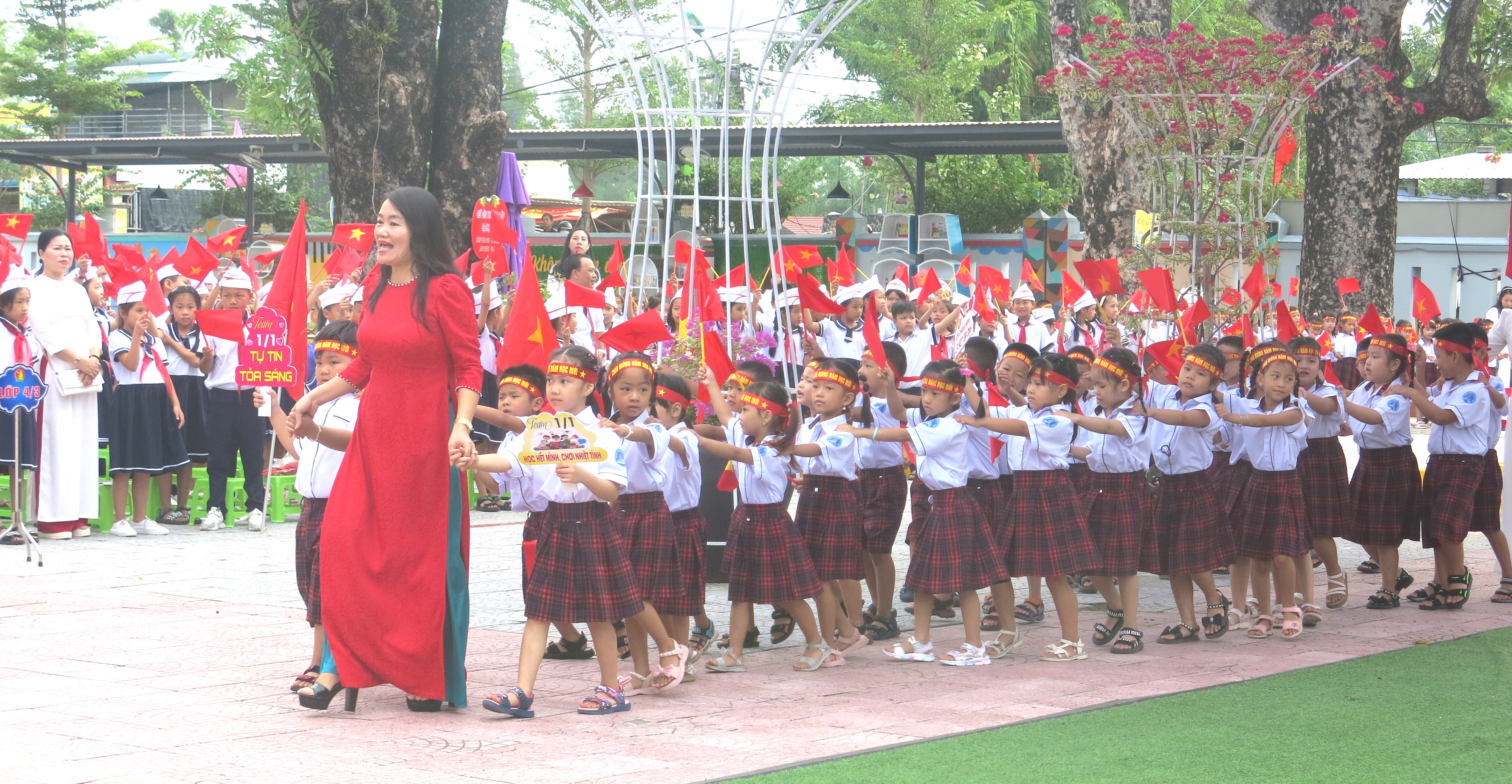 Trên 287 600 học sinh Huế hân hoan bước vào năm học mới