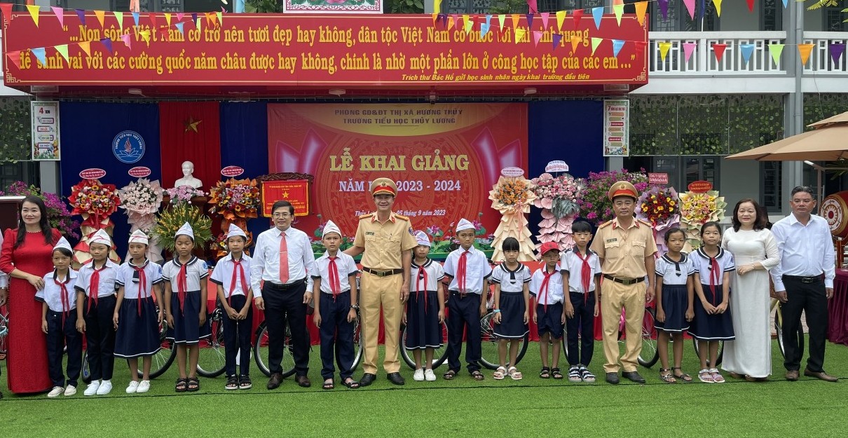 Tặng 400 xe đạp, mũ bảo hiểm và ba lô cho các em học sinh có hoàn cảnh khó khăn