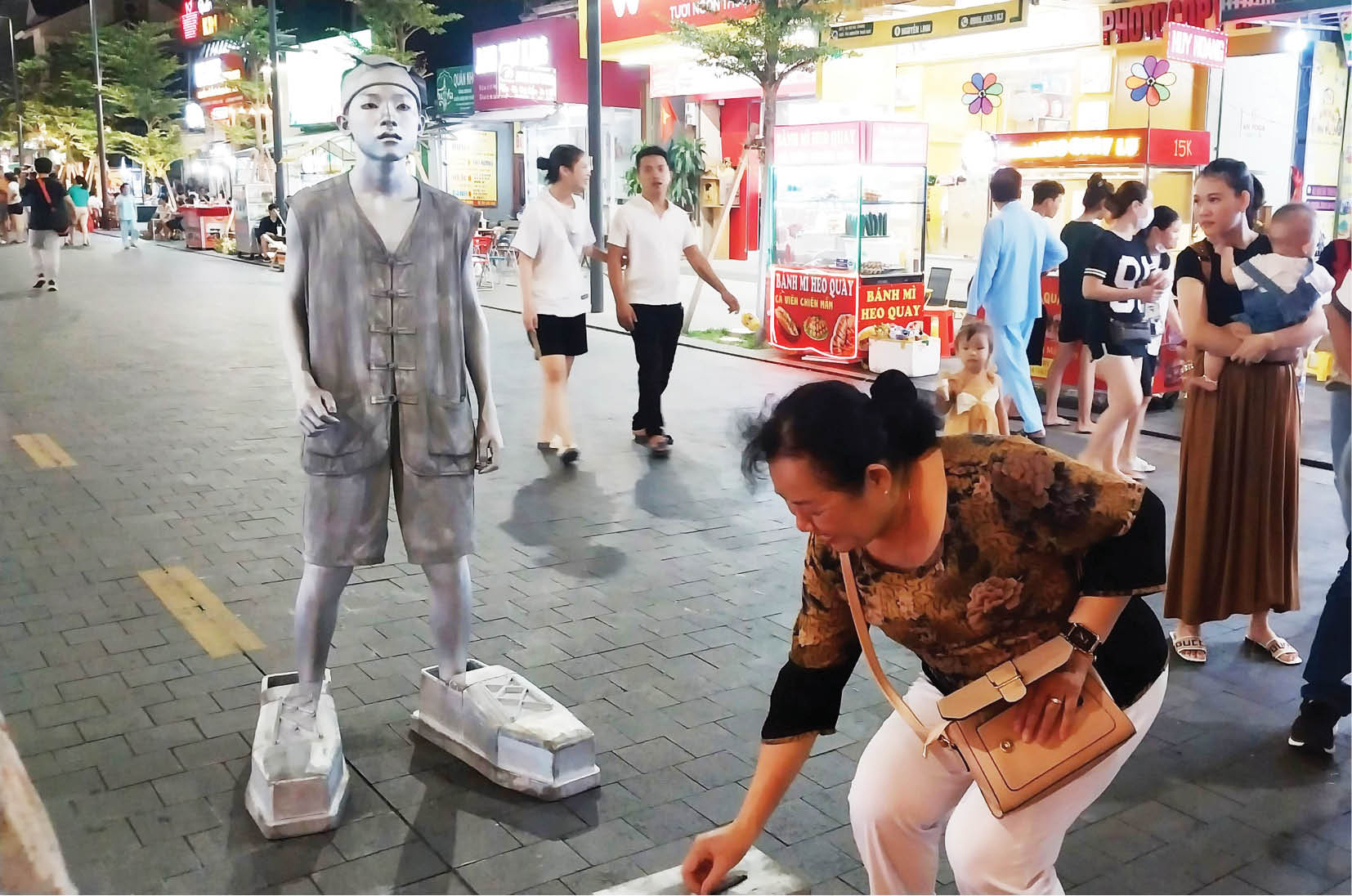 Buồn, vui “tượng người”